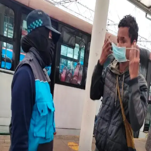 Multa por no usar mascarilla en espacio público de Quito